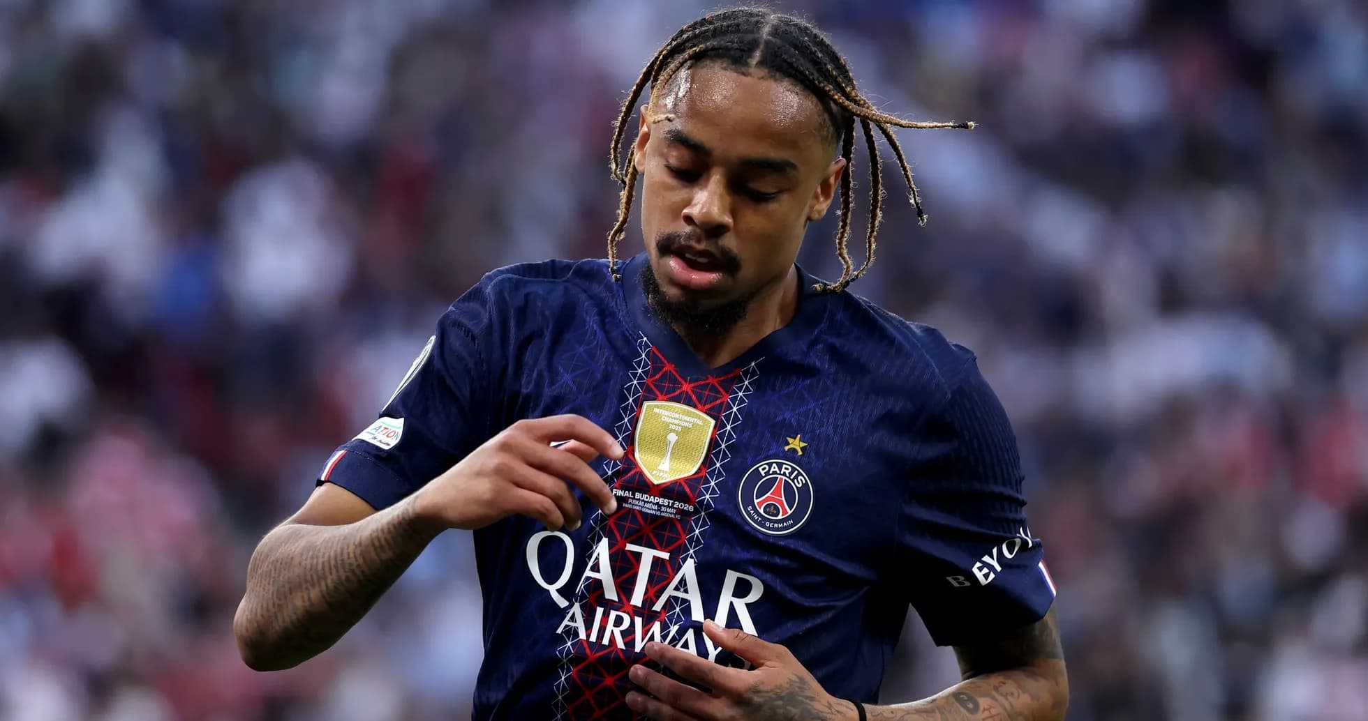 Jugador de PSG mostrando el escudo del equipo