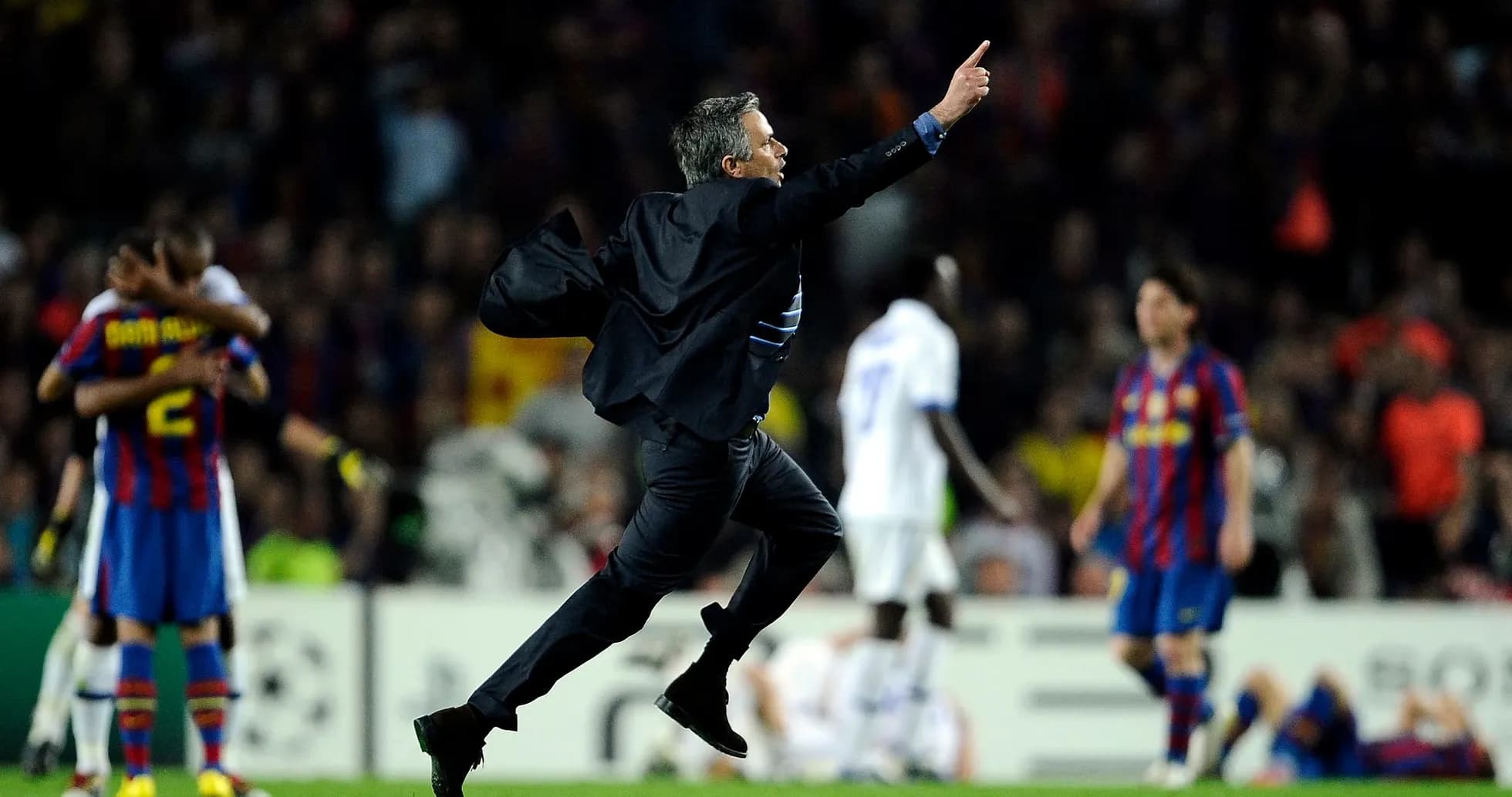 Entrenador celebrando en el campo tras el partido
