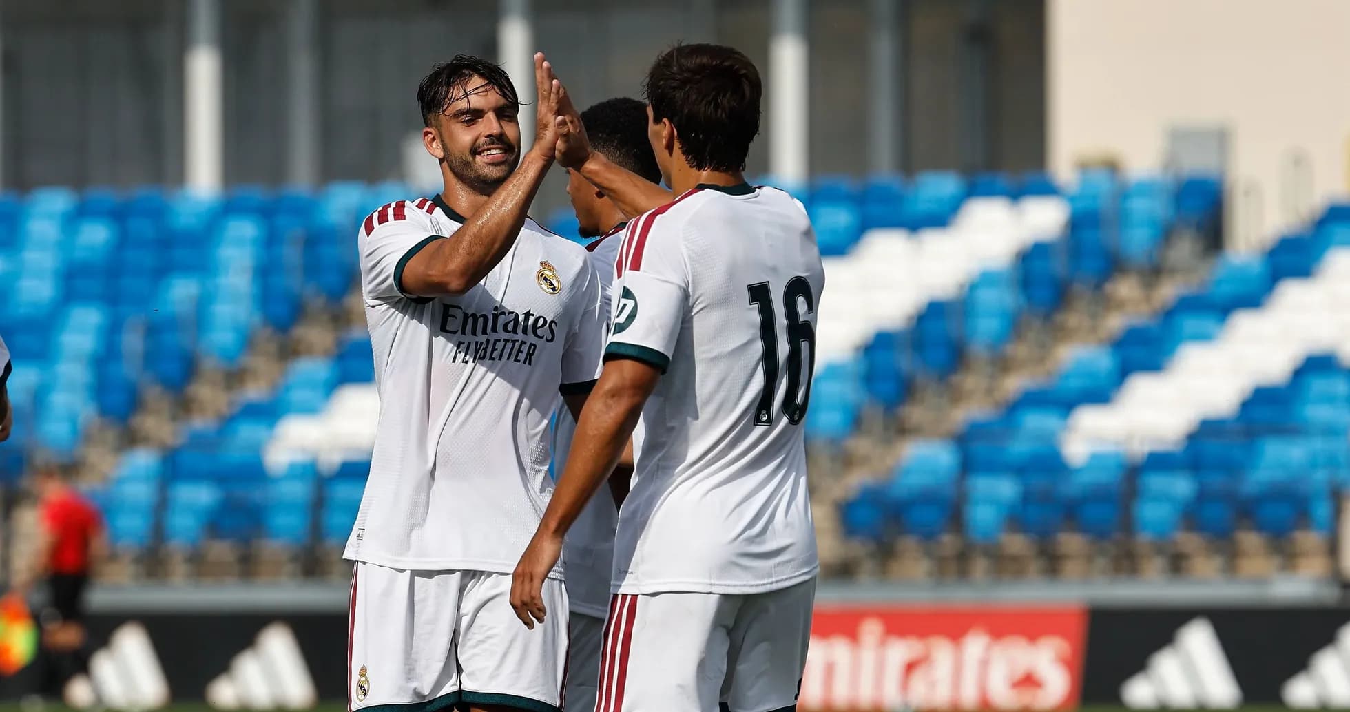 Jugadores de Real Madrid celebrando un gol juntos