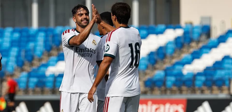Jugadores de Real Madrid celebrando un gol juntos