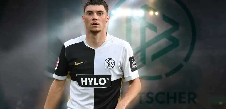 Jugador con camiseta blanca y negra en el campo
