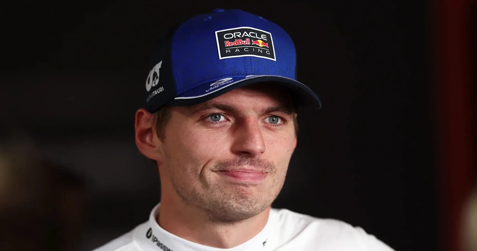 Piloto de Fórmula 1 con gorra de equipo
