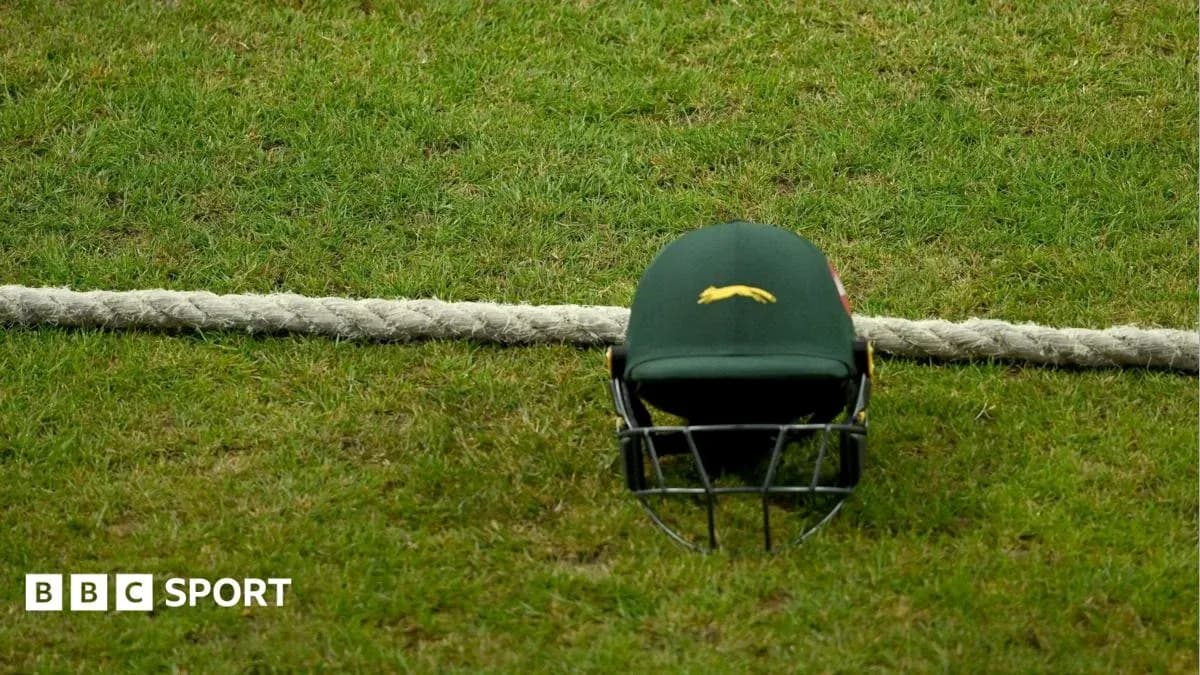 Casco de cricket en el campo de juego