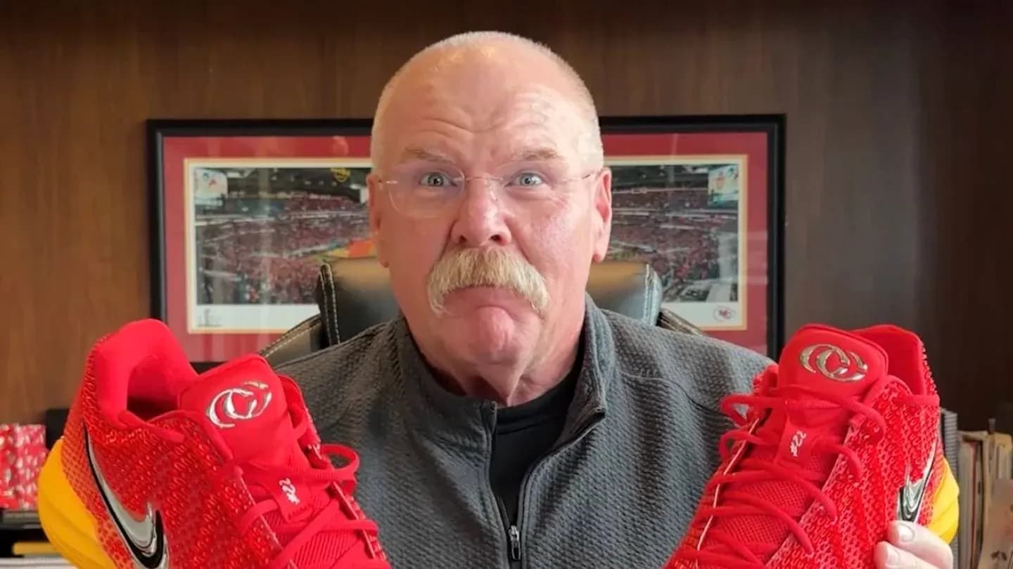 Hombre sosteniendo zapatillas rojas de Nike