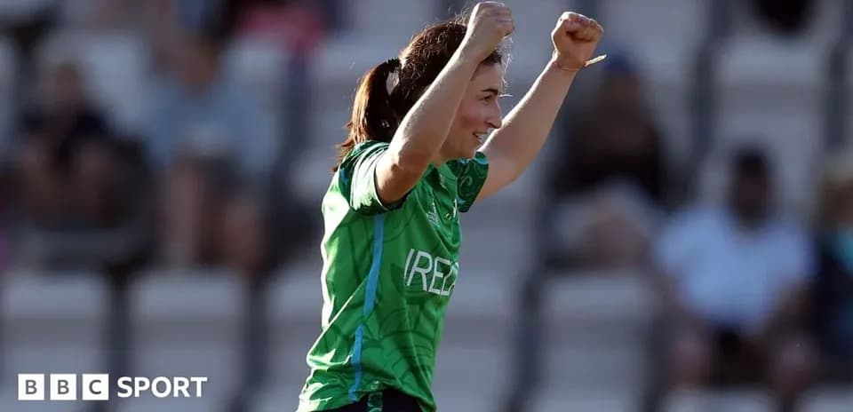 Jugadora de Irlanda celebrando un logro en el partido