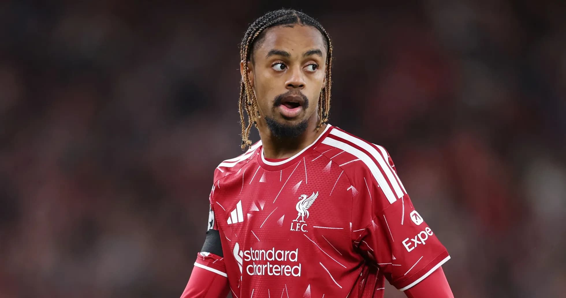 Jugador de Liverpool en acción durante un partido