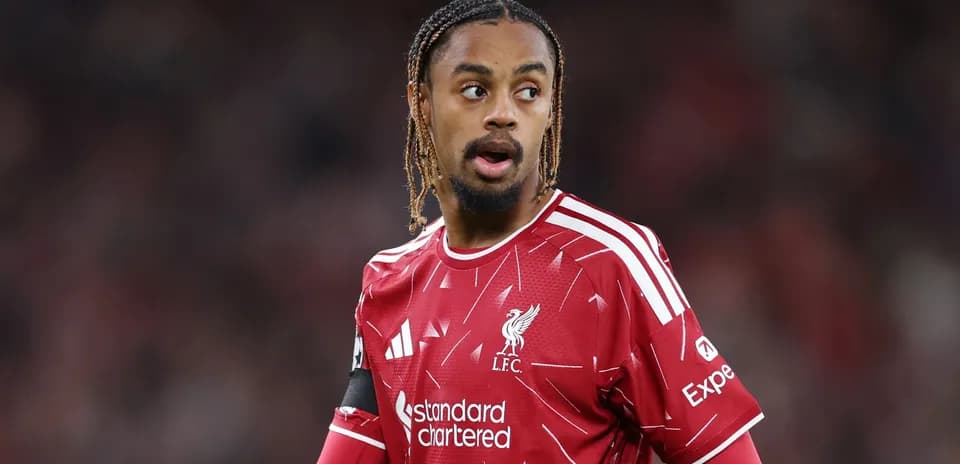 Jugador de Liverpool en acción durante un partido