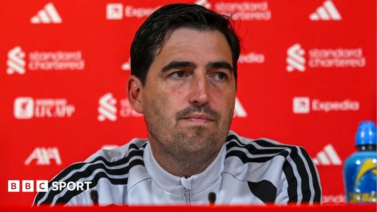 Entrenador en conferencia de prensa con fondo rojo