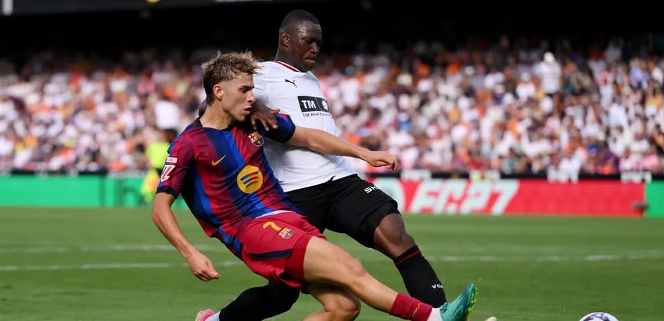 Jugador de Barcelona luchando por el balón con rival