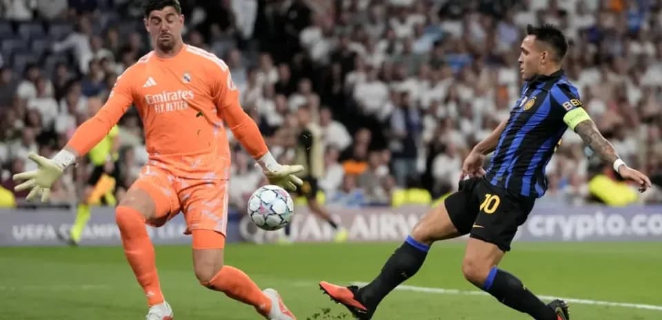 Portero de Real Madrid deteniendo un tiro en partido