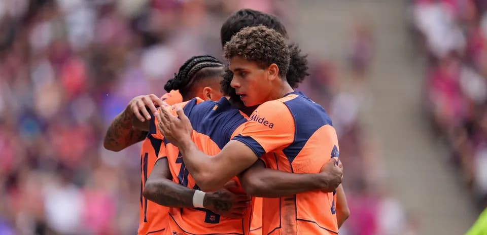 Jugadores celebrando un gol en el partido