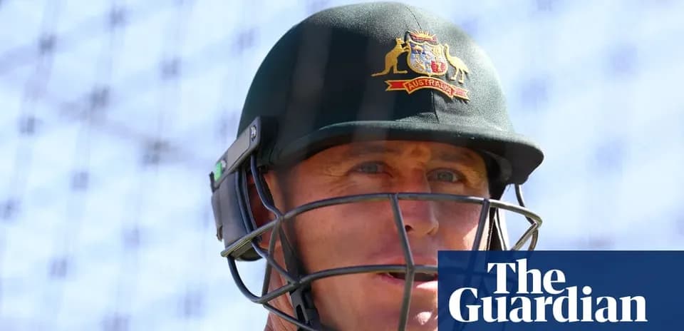 Jugador de cricket con casco en la práctica