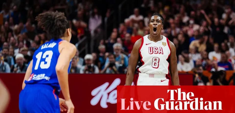 Jugadora de USA celebrando en partido de baloncesto