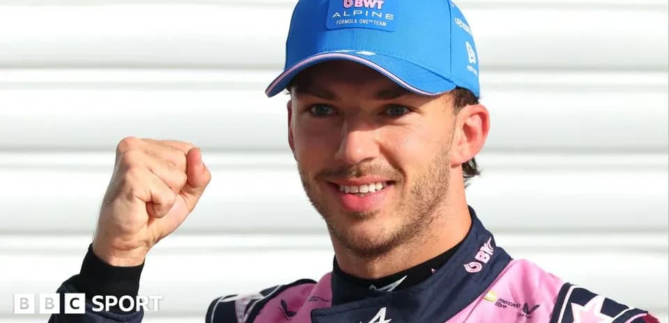 Piloto de F1 celebrando con el puño en alto