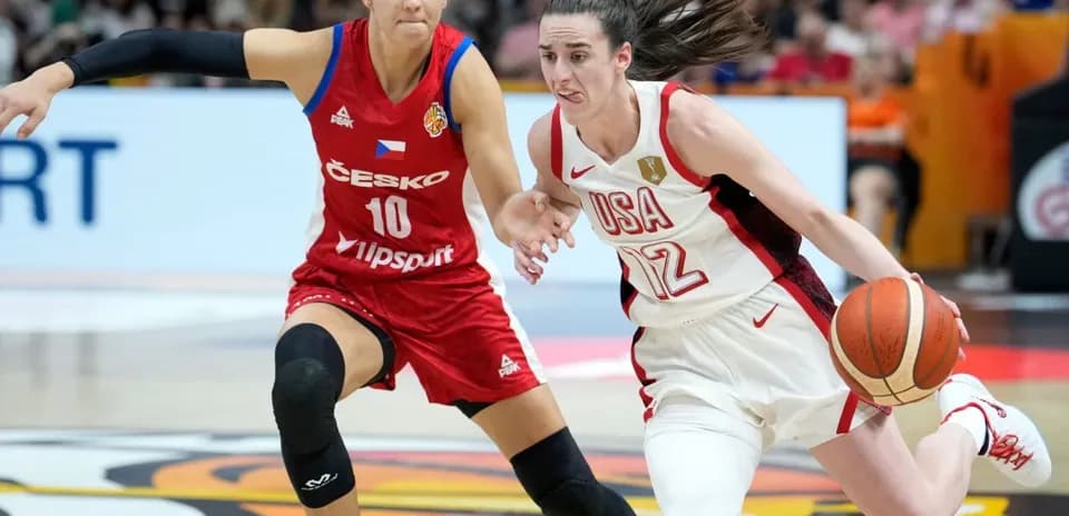 Jugadora de USA driblando ante defensa checa