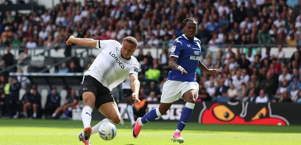 Jugador de Derby County persiguiendo el balón en partido