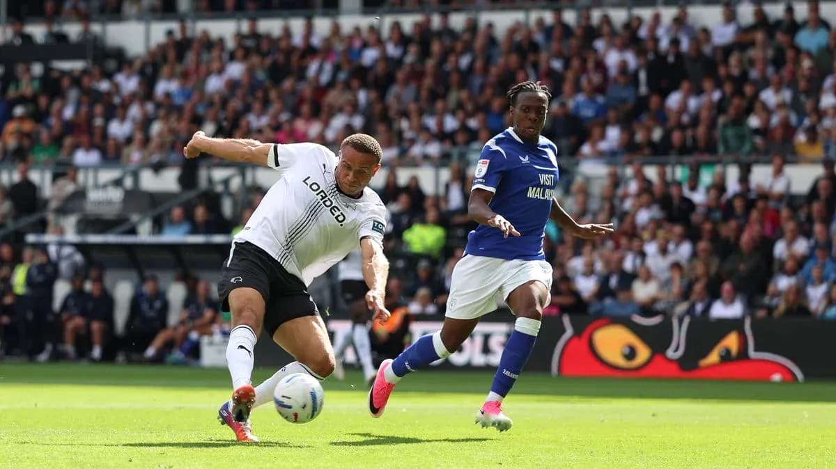 Jugador de Derby County persiguiendo el balón en partido