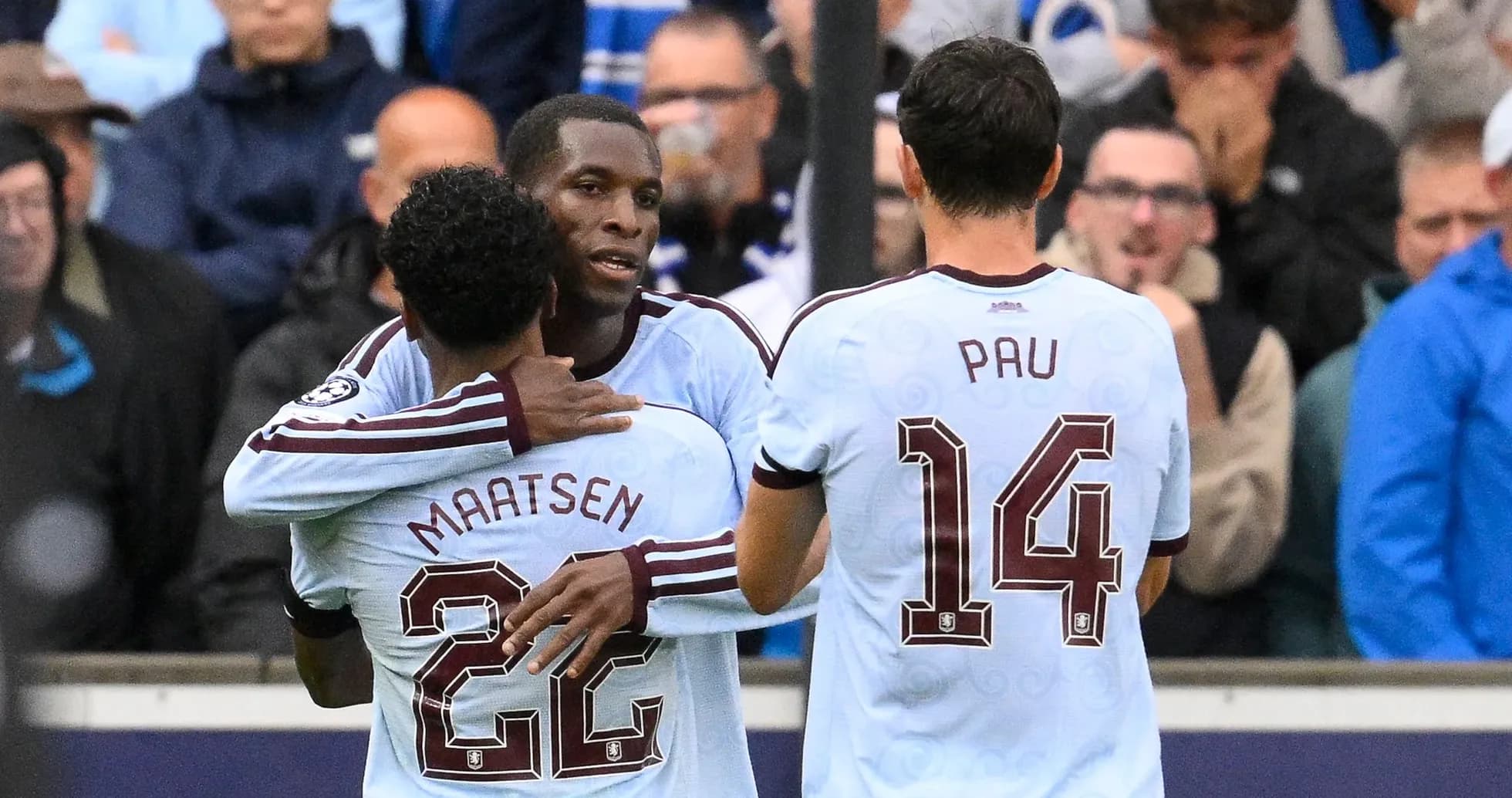 Jugadores abrazándose tras un gol en el partido