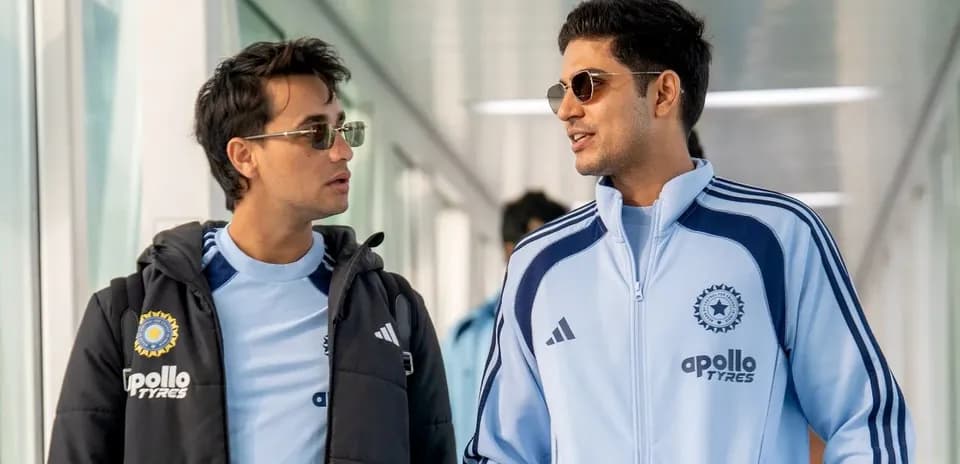 Dos jugadores conversando en el vestíbulo del estadio