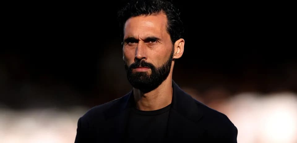 Hombre con barba y cabello rizado en primer plano