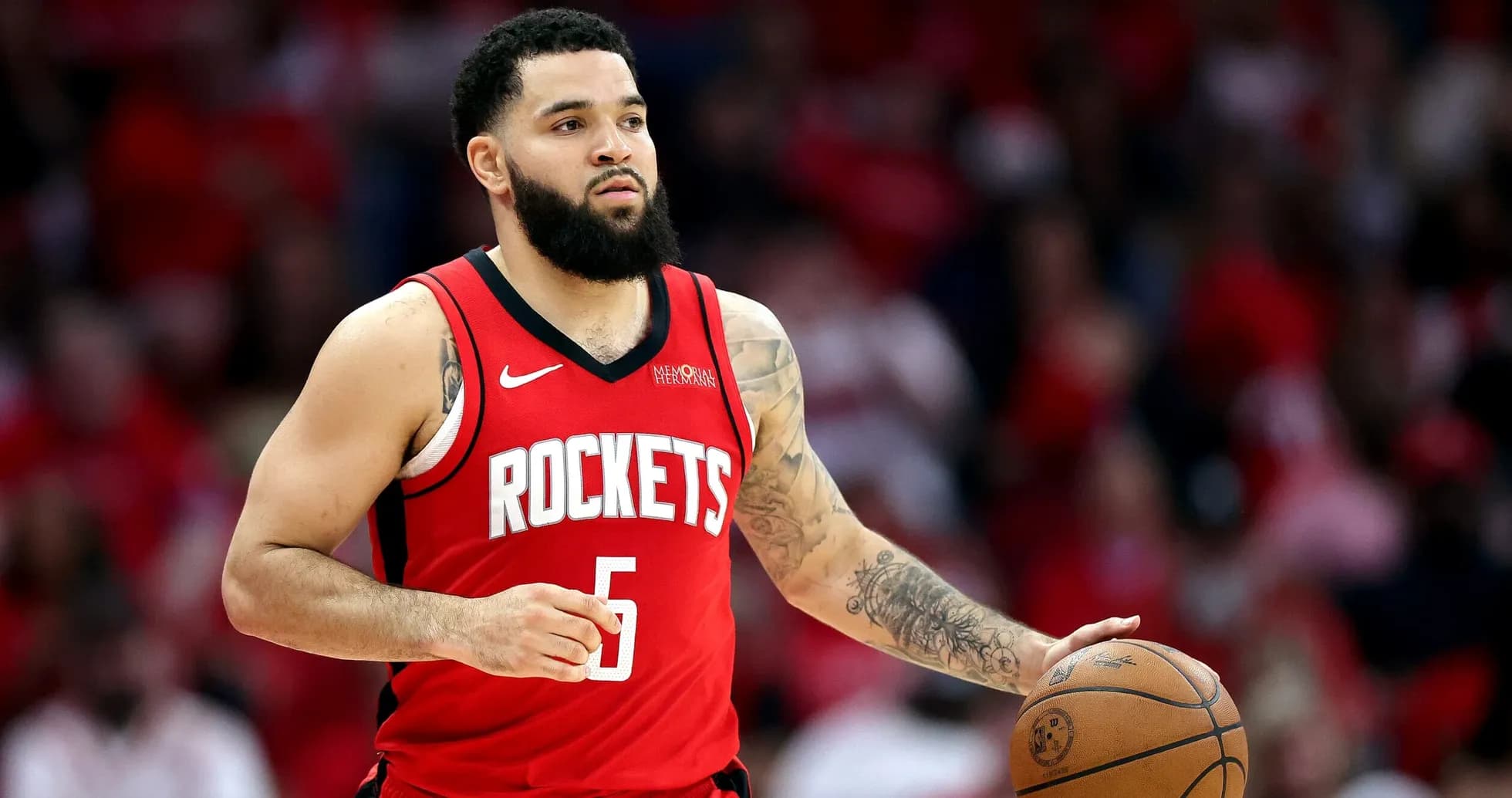 Jugador de los Rockets sosteniendo un balón de baloncesto
