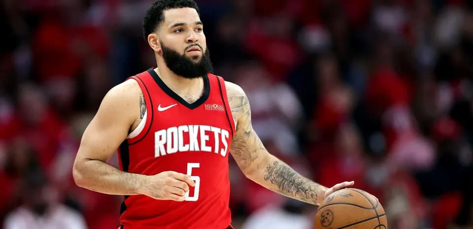 Jugador de los Rockets sosteniendo un balón de baloncesto