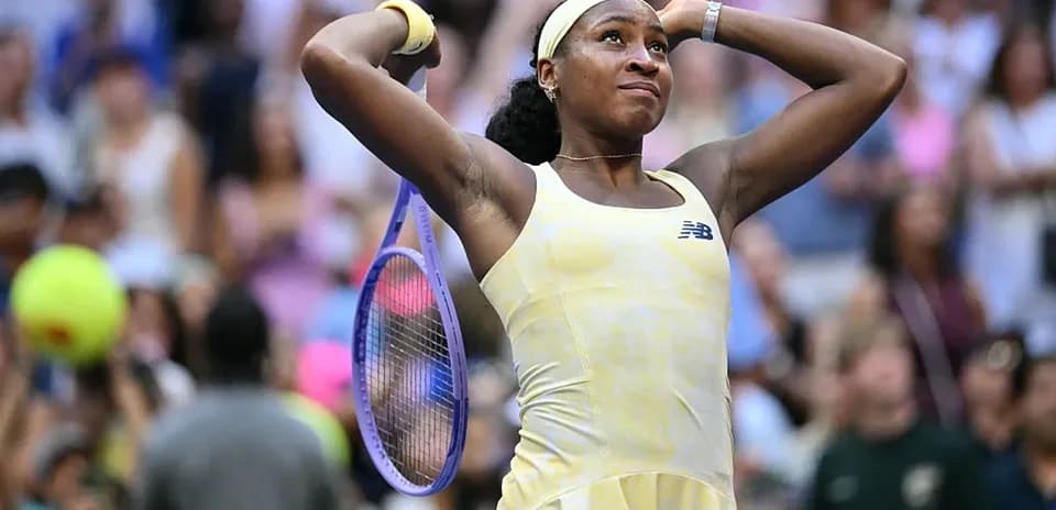 Coco Gauff celebrando con su raqueta en mano