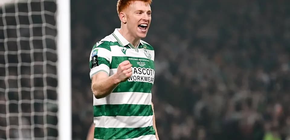 Jugador celebrando con camiseta verde y blanca