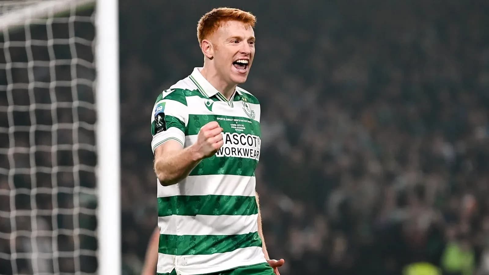 Jugador celebrando con camiseta verde y blanca