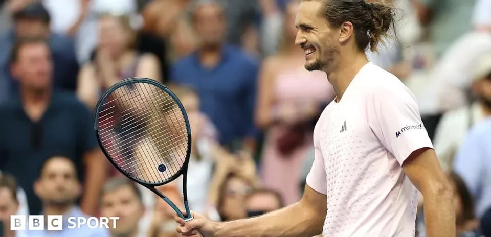Jugador de tenis celebrando con raqueta en mano