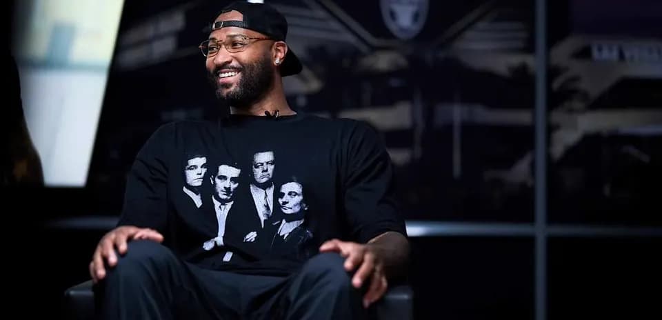 Jugador sentado en una entrevista con camiseta negra