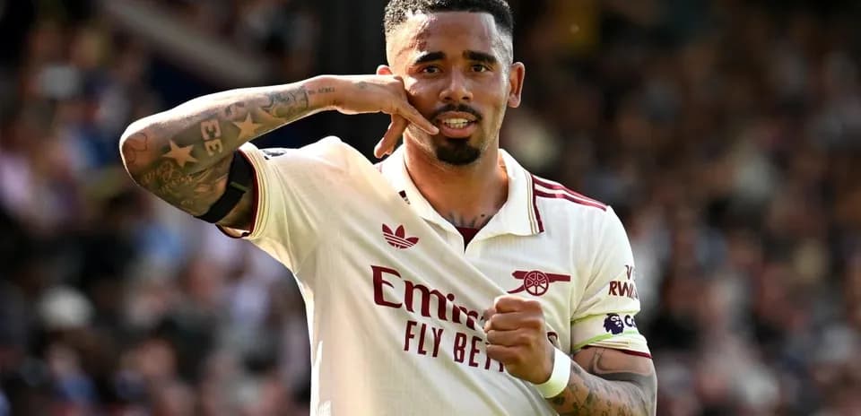 Jugador de Arsenal celebrando con gesto de llamada