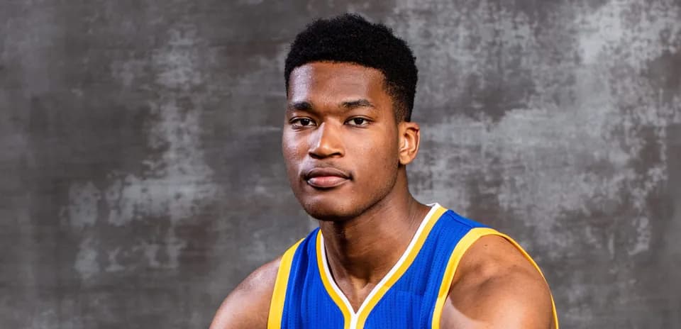Jugador de baloncesto posando en uniforme azul