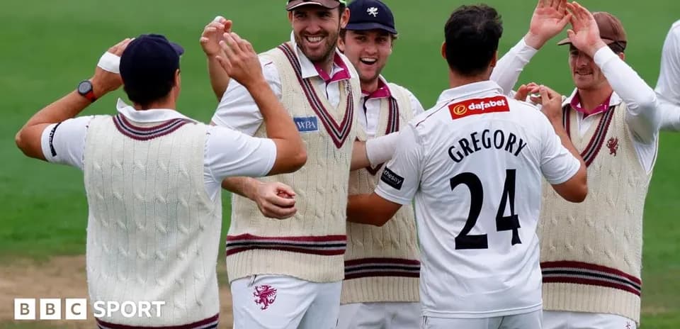 Jugadores de Somerset celebrando una wicket