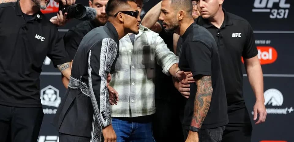 Luchadores enfrentándose en la ceremonia de pesaje UFC 331
