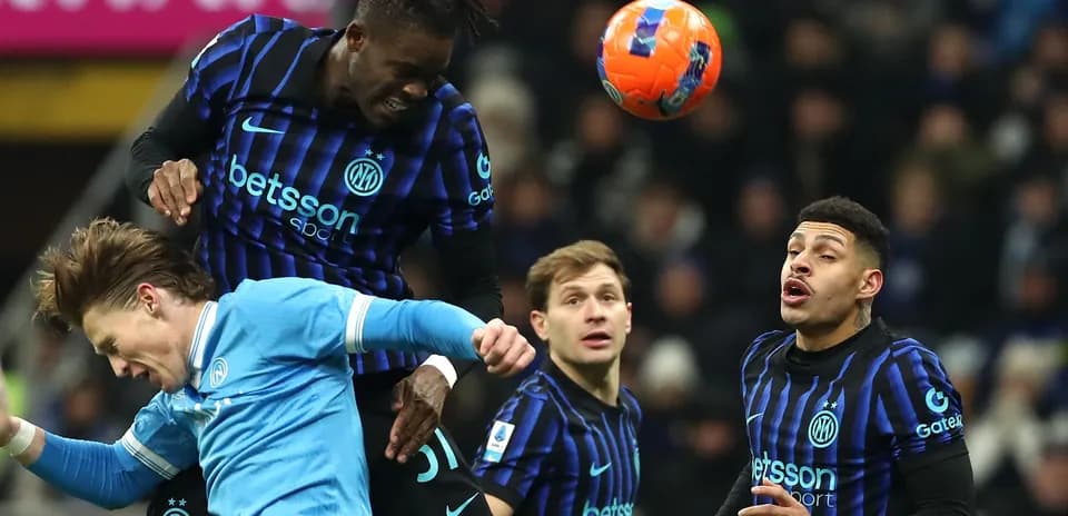 Jugadores de Inter disputando un balón en el aire