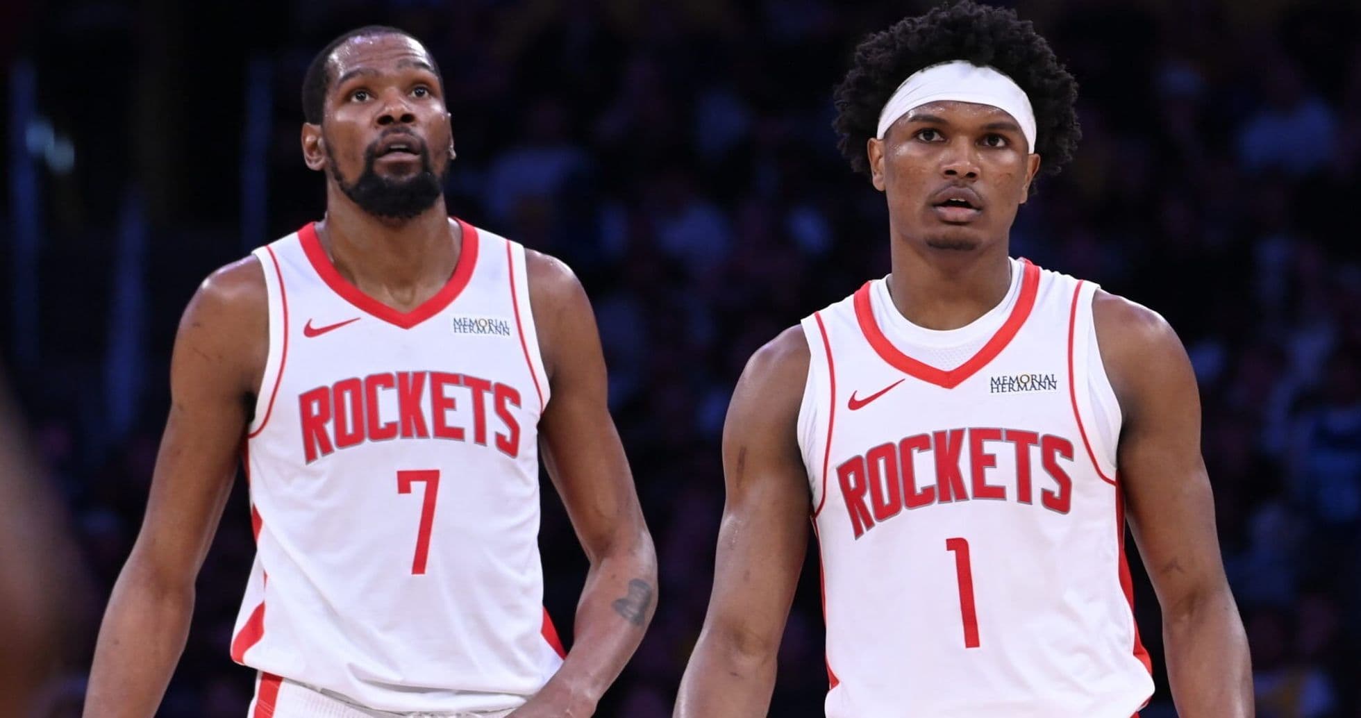 Dos jugadores de los Rockets en la cancha
