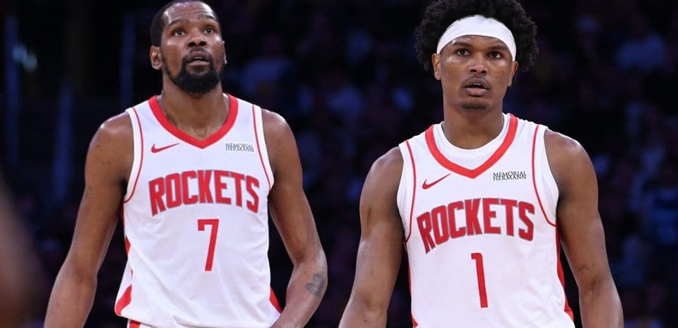 Dos jugadores de los Rockets en la cancha
