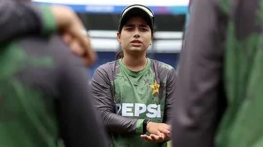 Jugadora de Pakistán hablando durante sesión de entrenamiento