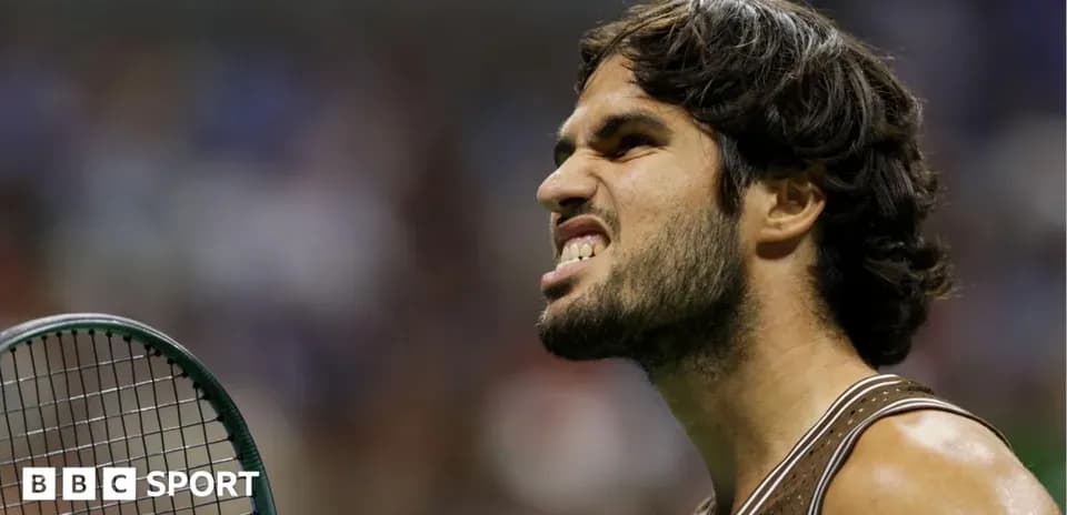 Jugador de tenis en acción durante un partido