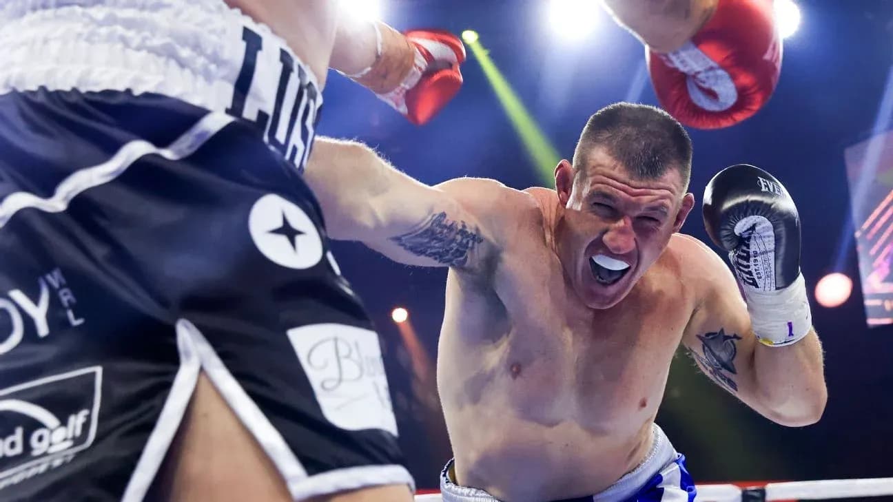 Boxeador lanzando un golpe en el ring
