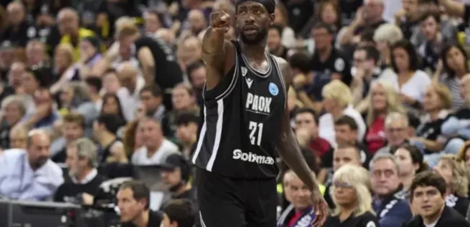 Jugador de baloncesto señalando a la multitud en partido