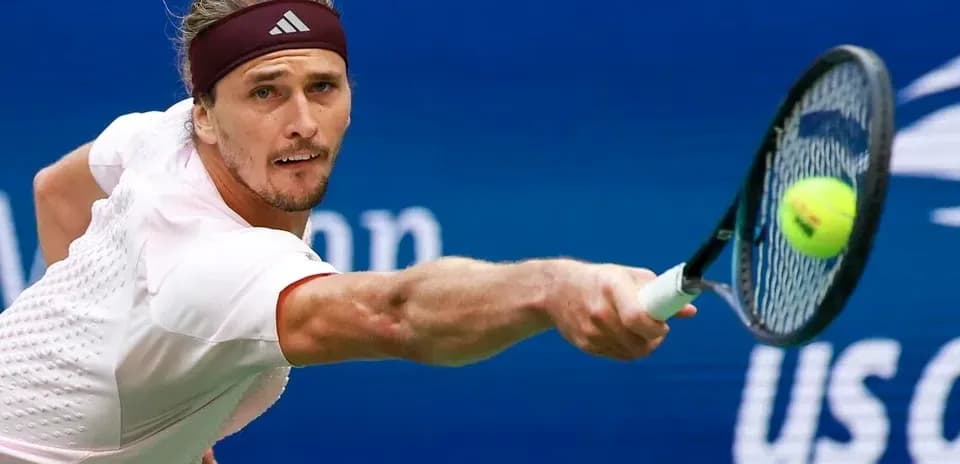 Jugador de tenis golpeando una pelota en partido