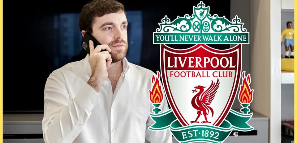 Hombre hablando por teléfono con logo de Liverpool