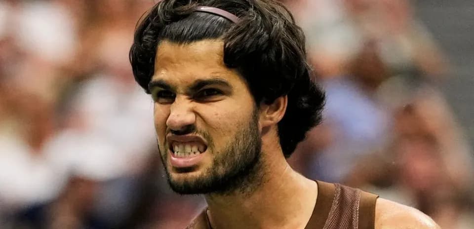 Jugador celebrando un punto en la cancha de tenis