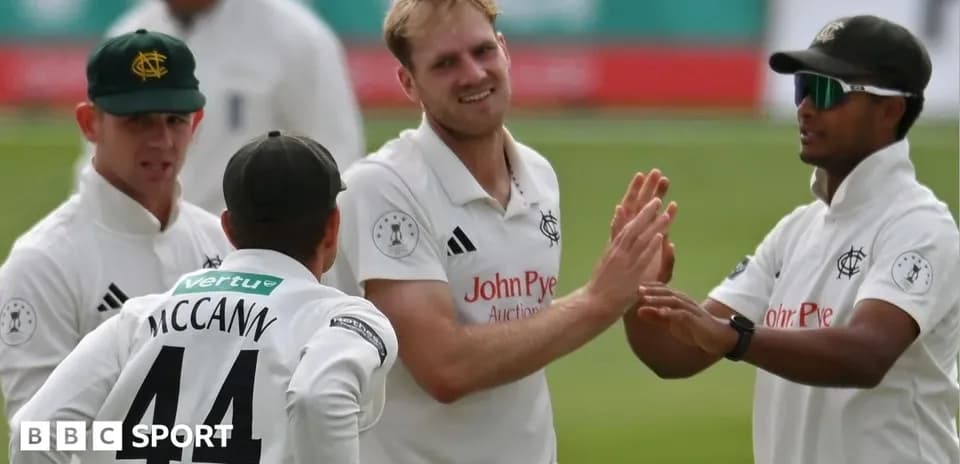 Jugadores de Nottinghamshire celebrando un wicket