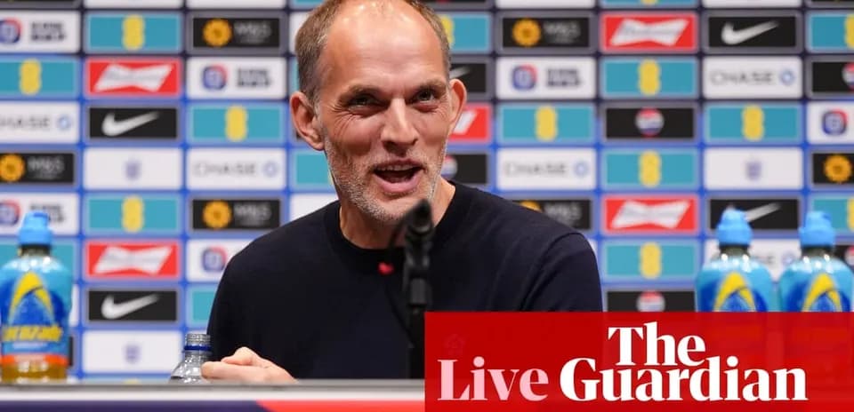Entrenador en conferencia de prensa con micrófono