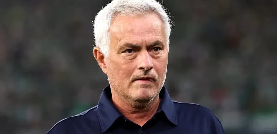 Entrenador observando el partido desde la línea lateral