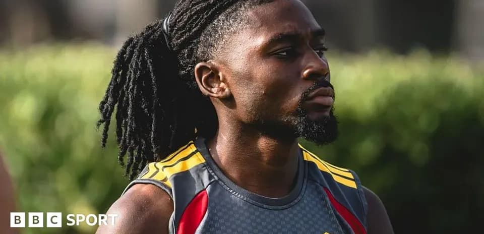Jugador en sesión de entrenamiento, mirando hacia un lado