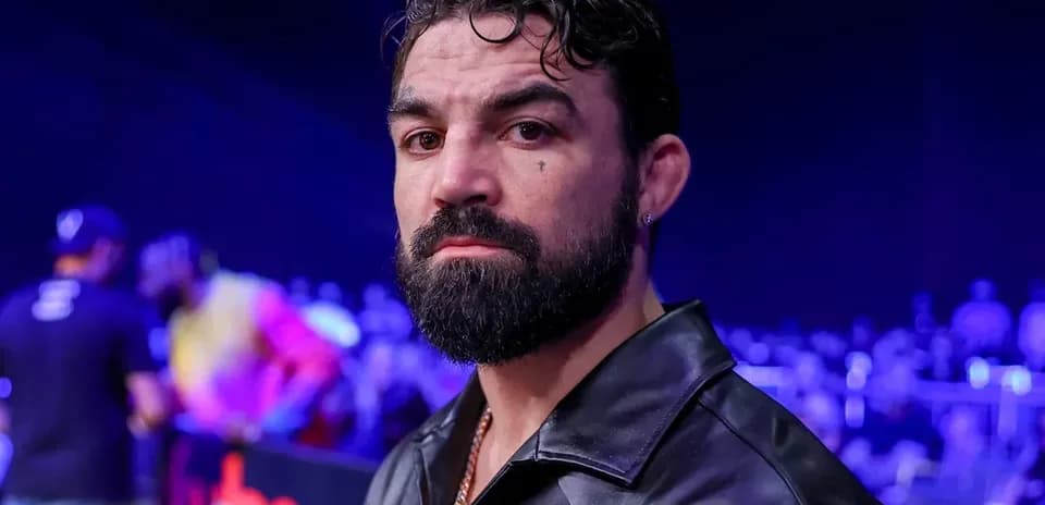 Hombre con barba en un evento deportivo